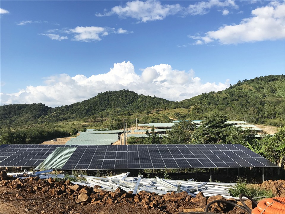 Đầu tư lắp đặt điện mặt trời mái nhà đang “nở rộ” tại Đắk Lắk. Ảnh: Bảo Trung