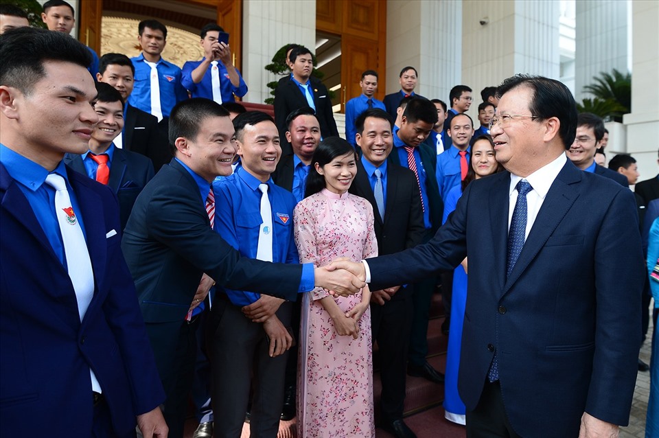 Phó Thủ tướng Trịnh Đình Dũng gặp mặt các thanh niên. Ảnh Dương Triều