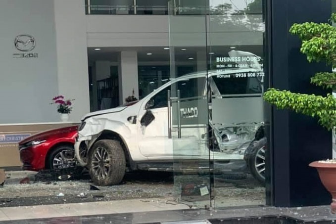 Chiếc xe màu trắng do người phụ nữ điều khiển bị hư hỏng nặng sau tai nạn.