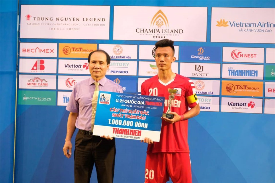 Mai Xuân Quyết nhận giải cầu thủ xuất sắc nhất trận U21 Đồng Tháp - U21 Nam Định. Ảnh: Trọng Hiếu