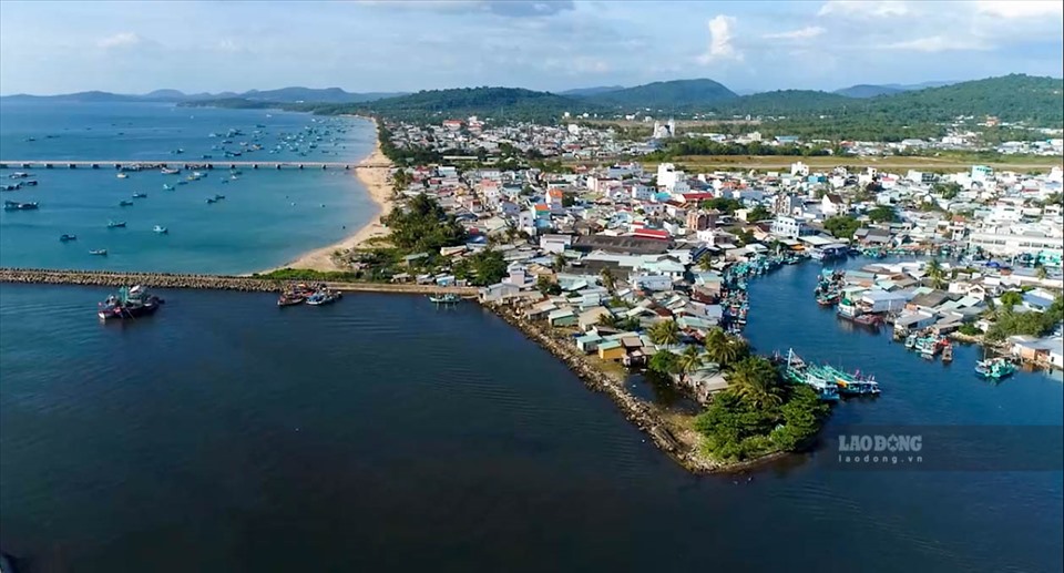 Phú Quốc là huyện đảo nằm ở phía Tây Nam thuộc tỉnh Kiên Giang, cách thành phố Hà Tiên 45km về phía Tây, cách thành phố Rạch Giá 120km về phía Đông.