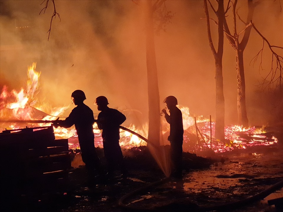 Bình Dương: Hỏa hoạn thiêu rụi nhà xưởng cơ sở pallet gỗ trong đêm