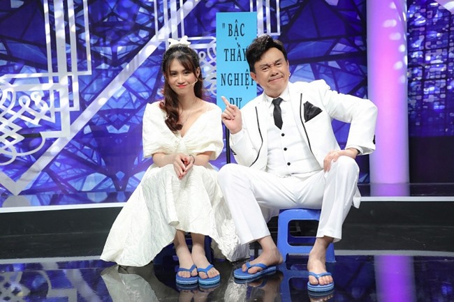 Mới đây, Chí Tài tham gia gameshow “Ai là bậc thầy chính hiệu” cùng ca sĩ trẻ Jee Trần.