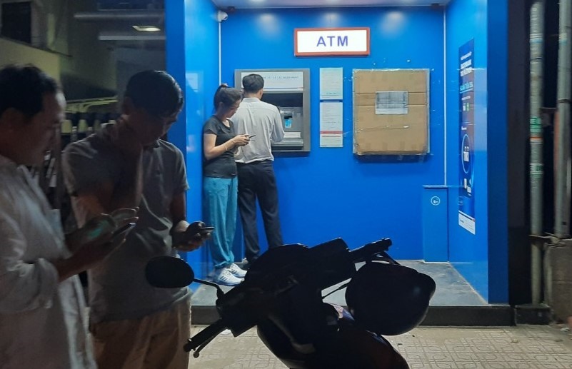 Một bên trụ ATM được niêm phong lại. Ảnh: Đình Trọng