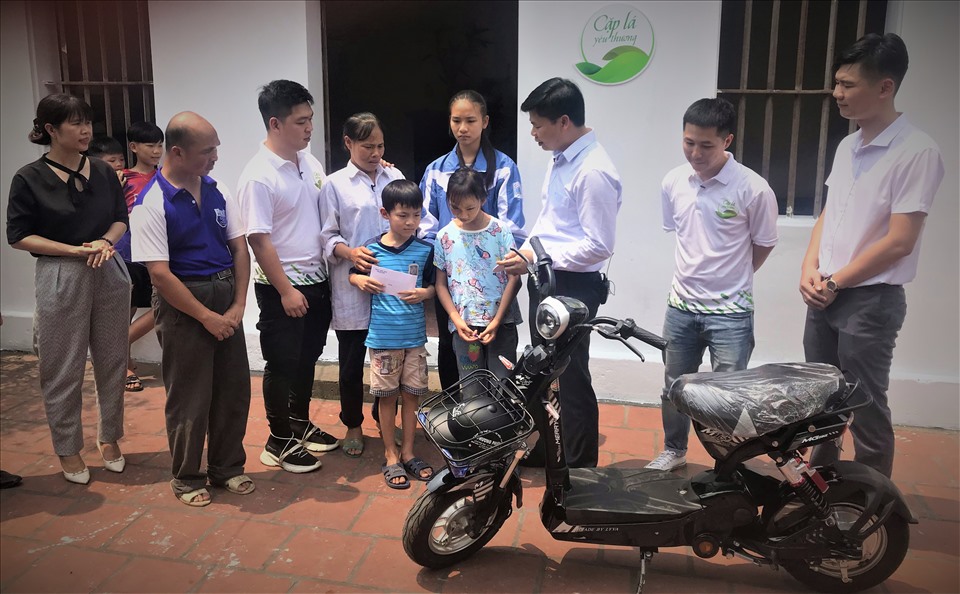 Ông Nguyễn Chí Cường, Giám đốc Nhà máy sữa Vinamilk Tiên Sơn, Bắc Ninh (bìa phải) đã đến thăm và trao tặng cho gia đình em Đại.