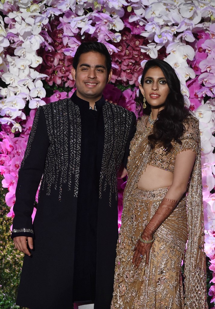 Akash Ambani, con trai cả của tỉ phú Ấn Độ Mukesh Ambani, chụp ảnh cùng vợ, Sloka Mehta, trong tiệc cưới của cặp đôi ở Mumbai năm 2019. Ảnh: AFP.