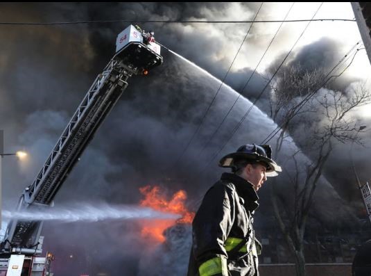 Hàng trăm lính cứu hỏa đã rất vất vả để khống chế đám cháy nguy hiểm tại kho phụ tùng ô tô ở Chicago do có nhiều nguyên vật liệu dễ cháy bên trong. Ảnh: Chicago Fire Department