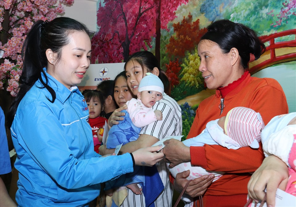 Đồng chí Trịnh Thị Kim Ngân – Bí thư Đoàn thanh niên EVNNPC phấn khởi trao quà cho các bệnh nhân nhi.