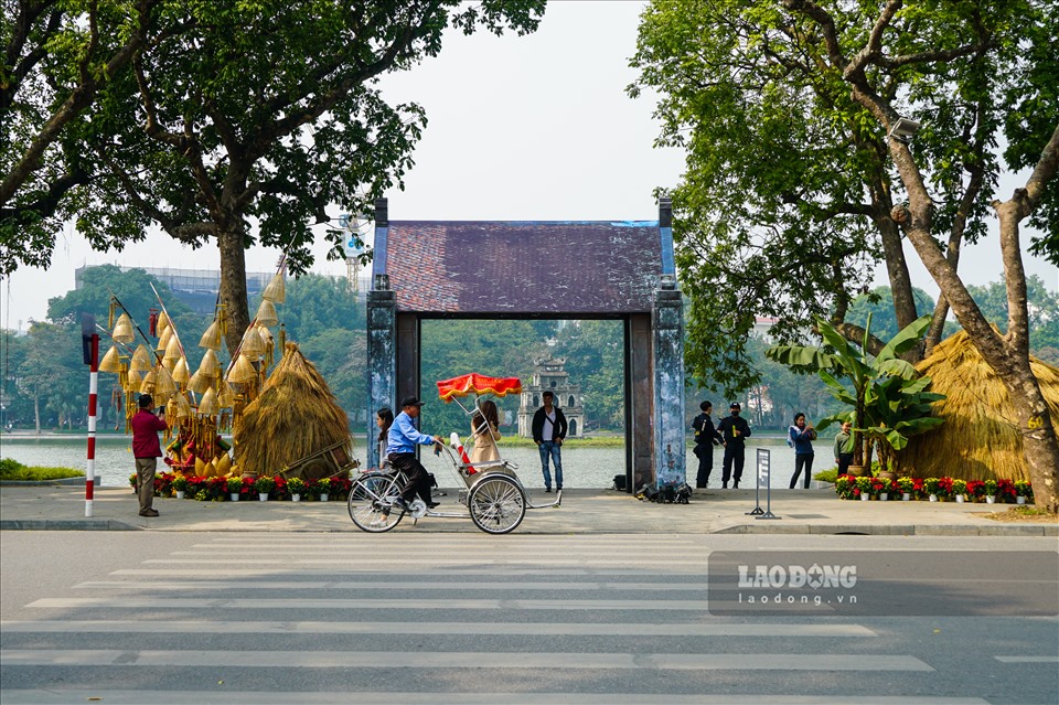 Khu vực trình diễn di sản văn hoá phi vật thể trong đời sống đương đại sẽ giới thiệu về các loại hình di sản văn hoá phi vật thể Hà Nội và trình diễn di sản văn hoá phi vật thể do các nghệ nhân tại Hà Nội trình diễn như: Hát ca trù, Hát ví, hát dô (huyện Quốc Oai), Hát chèo Tàu (huyện Đan Phượng), Hát trống quân (huyện Phúc Thọ),