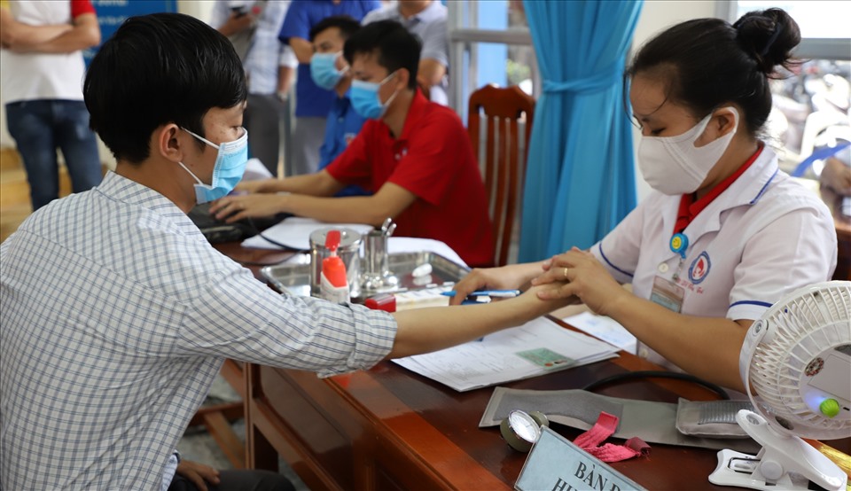 Công nhân viên chức lao động kiểm tra sức khỏe trước khi hiến máu. Ảnh: Trung Hiếu