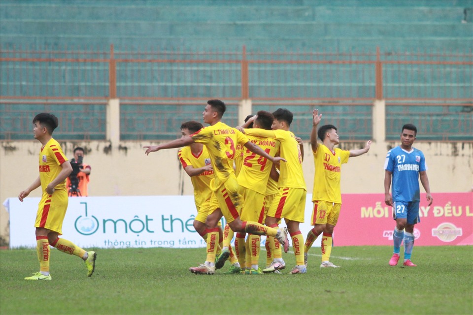 Phút 78, SLNA ghi bàn quân bình tỉ số từ cú dứt điểm kỹ thuật bên ngoài vòng cấm của Nguyễn Văn Việt. Đây cũng là bàn thắng ấn định tỉ số hoà 1-1 cho trận đấu. Ảnh: Thanh Vũ