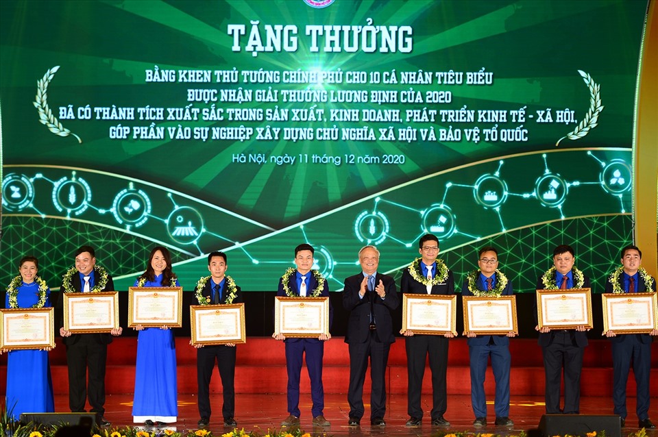 10 cá nhân tiêu biểu nhận giải thưởng Lương Định Của 2020 được nhận Bằng khen của Thủ tướng Chính phủ. Ảnh Triều Dương
