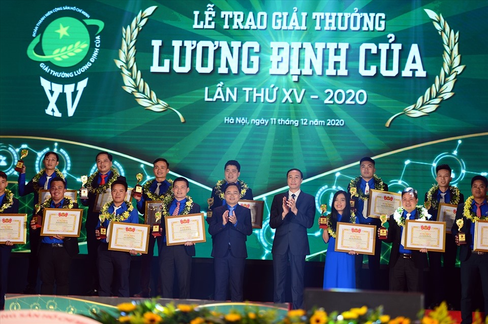 Những “nhà nông trẻ xuất sắc” được nhận giải thưởng Lương Định Của. Ảnh Triều Dương