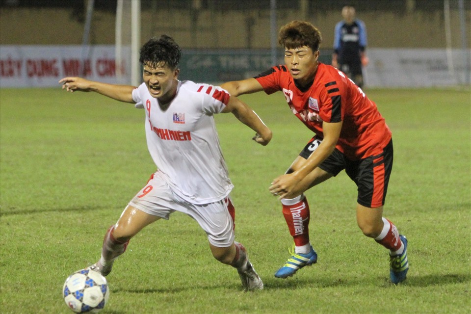 Có bàn thắng sớm, U21 Viettel tiếp tục duy trì sức ép về phía khung thành thủ môn Trần Nhật Hà. Tiền đạo Trần Danh Trung được các hậu vệ bên phía Long An “chăm sóc” rất kỹ.