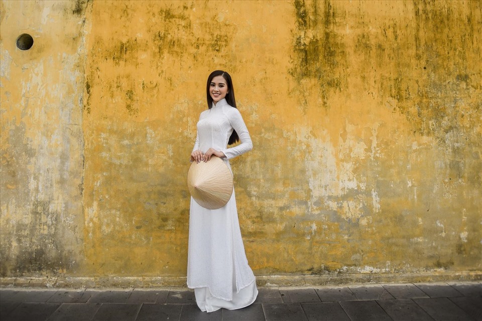 Theo đó, mọi thông tin về cô đều được khán giả tìm kiếm. Mới đây, Hoa hậu Ngọc Hân đã hé lộ việc Trần Tiểu Vy trước khi trở thành Hoa hậu Việt Nam 2018 cách đây 4 tháng là một “hướng dẫn viên” tại Hội An.