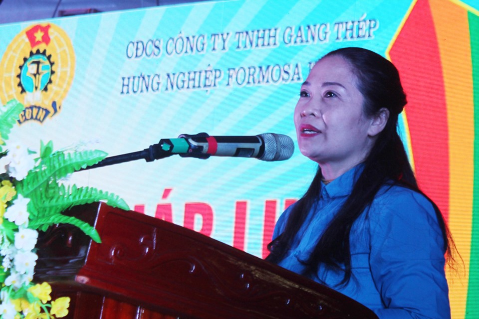 Bà Lê Thị Hải Yến - Phó Chủ tịch LĐLĐ Hà Tĩnh phát biểu tại buổi truyền thông. Ảnh: TT.