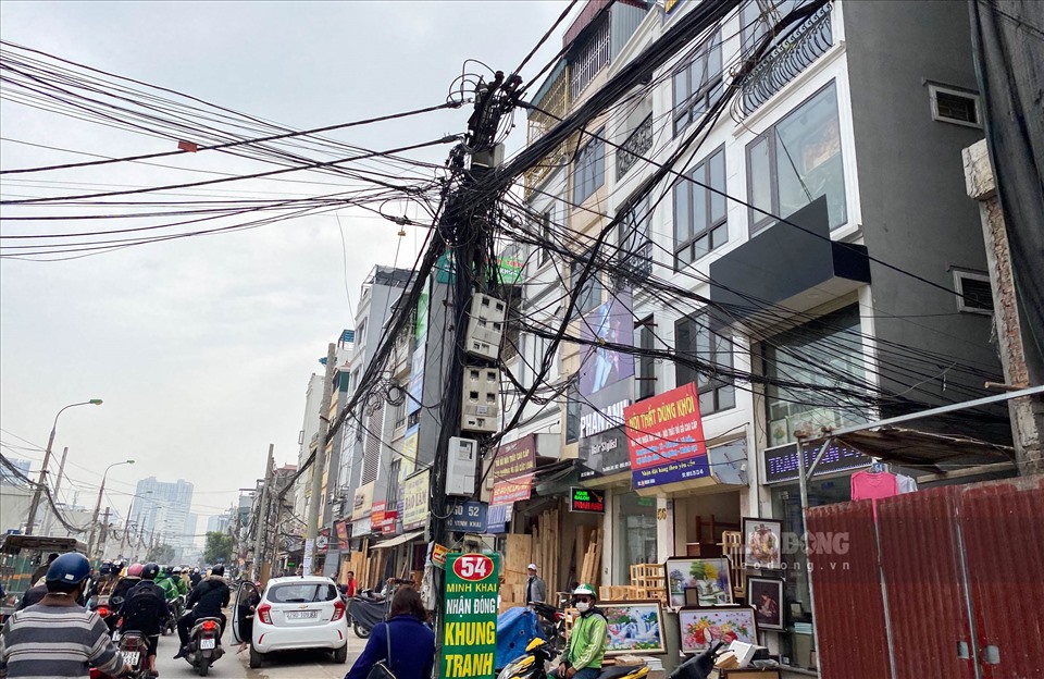 Tại tuyến đường Đại La - Minh Khai, ngoài tình trạng ùn tắc thì việc quy hoạch dây điện, dây cáp viễn thông còn khá lôm côm. Dây điện “giăng kín” cả tuyến đường này.