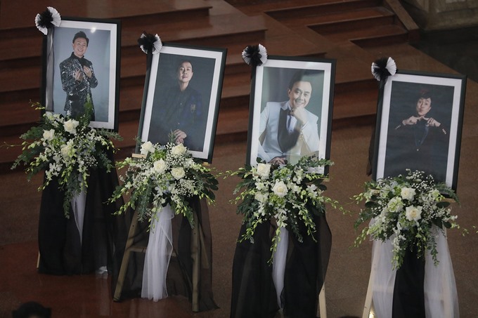 Khung cảnh tang lễ được bài trí gon gàng, giàu cảm xúc với những bức ảnh đẹp của cố nghệ sĩ.