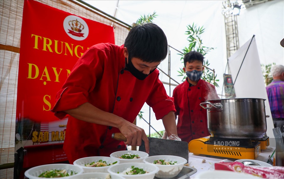 Trong sáng khai mạc có một buổi trò chuyện đặc biệt giữa nghệ nhân dân gian Phạm Ánh Tuyết, người nấu bếp duy nhất ở Việt Nam hiện nay được phong danh hiệu Nghệ nhân dân gian với các thí sinh, bà nội trợ về bí quyết nấu một nồi phở đúng chuẩn. Ảnh: Hương Ánh