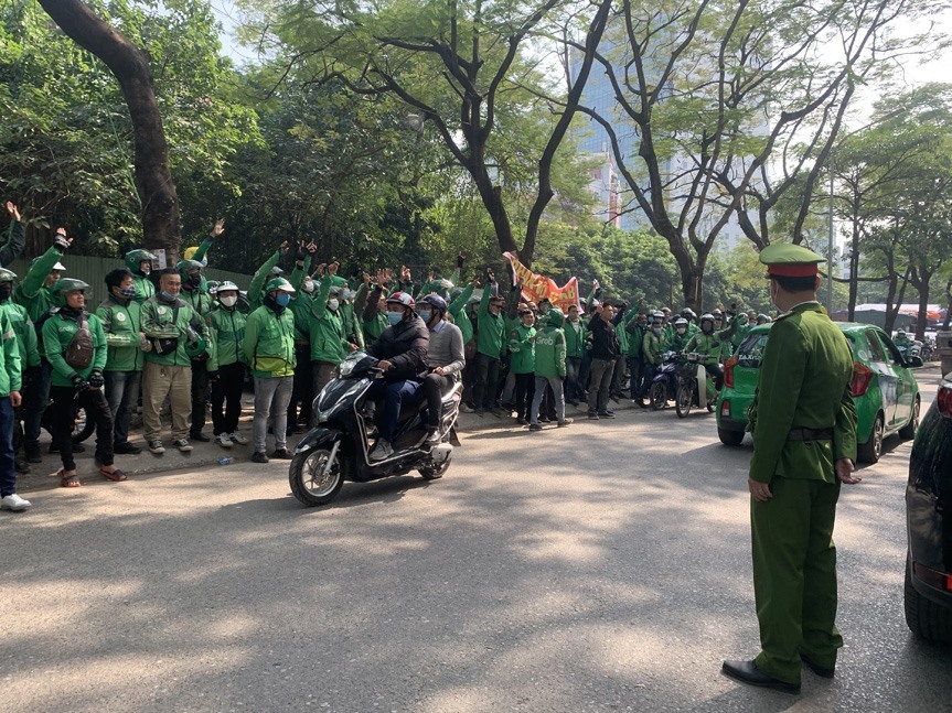 Trước đó, vào ngày 7.12, tại khu vực trước trụ sở GrabBike rất đông tài xế đã tập trung để phản đối việc đơn vị này tăng chiết khấu thuế VAT lên đối tác tài xế. Ảnh Trần Vương