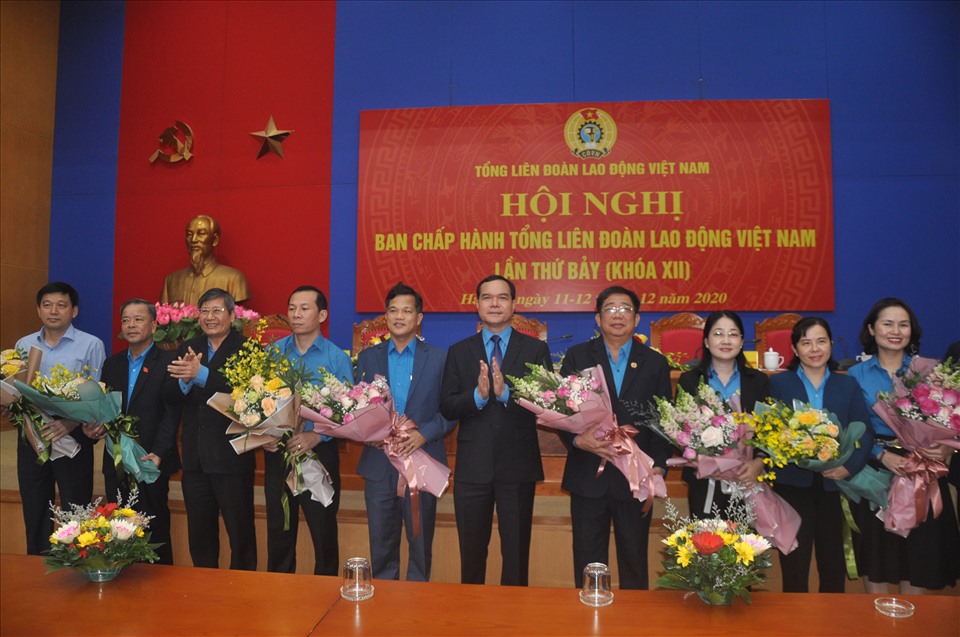 Các đồng chí lãnh đạo Tổng LĐLĐVN tặng hoa chúc mừng các đồng chí được bầu bổ sung vào Ban chấp hành Tổng LĐLĐVN khoá XII, nhiệm kỳ 2018-2023. Ảnh: Quỳnh Hân.