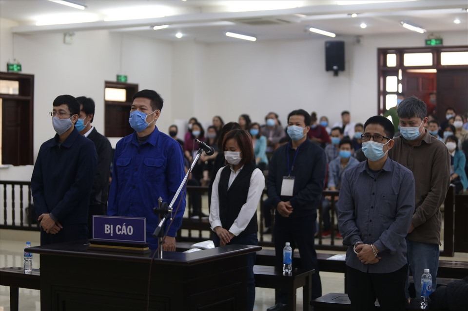 Các bị cáo trong vụ án nâng khống giá thiết bị y tế xảy ra tại CDC Hà Nội, khi nghe toà tuyên án. Ảnh: V.Dũng.
