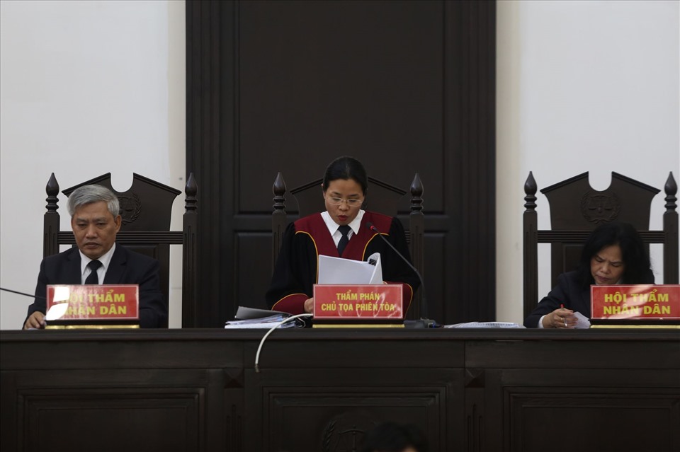 Chủ toạ phiên toà sơ thẩm vụ án sai phạm xảy ra tại CDC Hà Nội, đọc bản án với các bị cáo. Ảnh: V.Dũng.