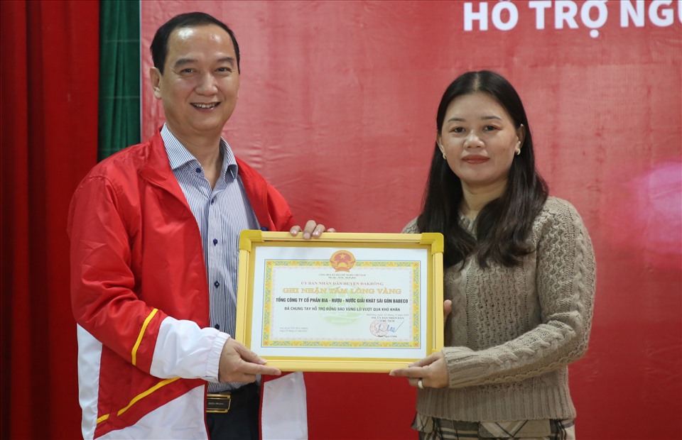 Lãnh đạo LĐLĐ huyện Đakrông ghi nhận tấm lòng vàng của SABECO. Ảnh: Hưng Thơ.