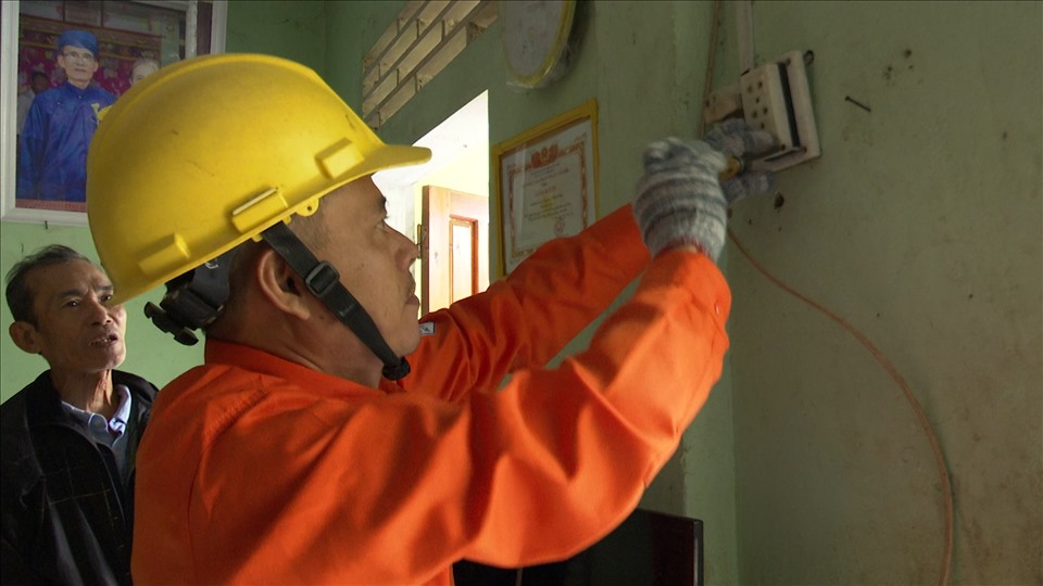 Gần 200 hộ dân vùng lũ lụt tại các thôn Phước Điền và Bích Giang đã được khôi phục hệ thống điện trong nhà