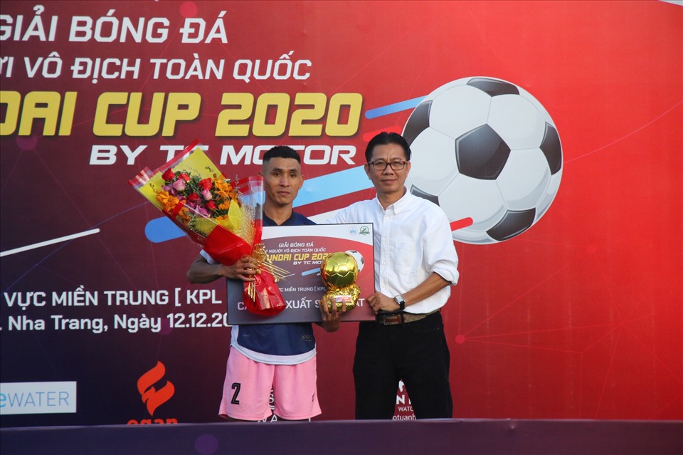 Trần Khắc Hà Điền Sơn (C-Casa) nhận danh hiệu Cầu thủ xuất sắc nhất giải. Ảnh: Thanh Vũ