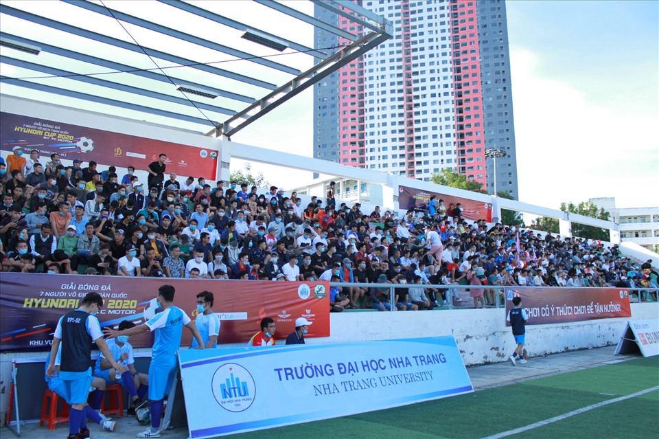 Khán giả đến kín sân bóng trường Đại học Nha Trang theo dõi KPL-S2. Ảnh: Thanh Vũ