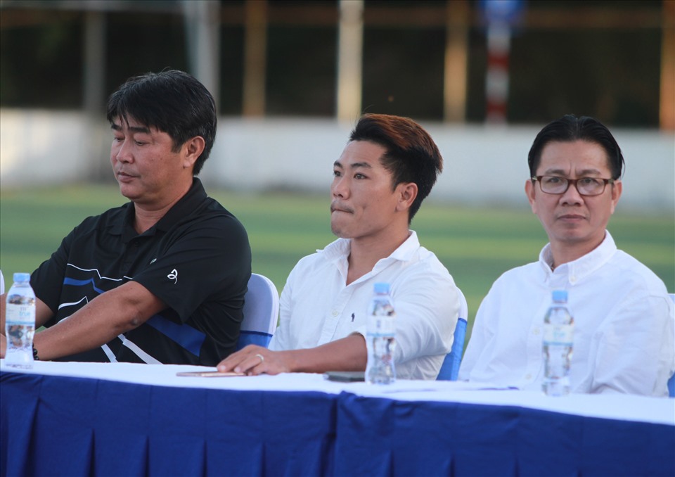 Từ trái sang: HLV Trần Minh Chiến, cựu tuyển thủ Nguyễn Quang Hải, cựu HLV U19 Việt Nam Hoàng Anh Tuấn. Ảnh: Thanh Vũ