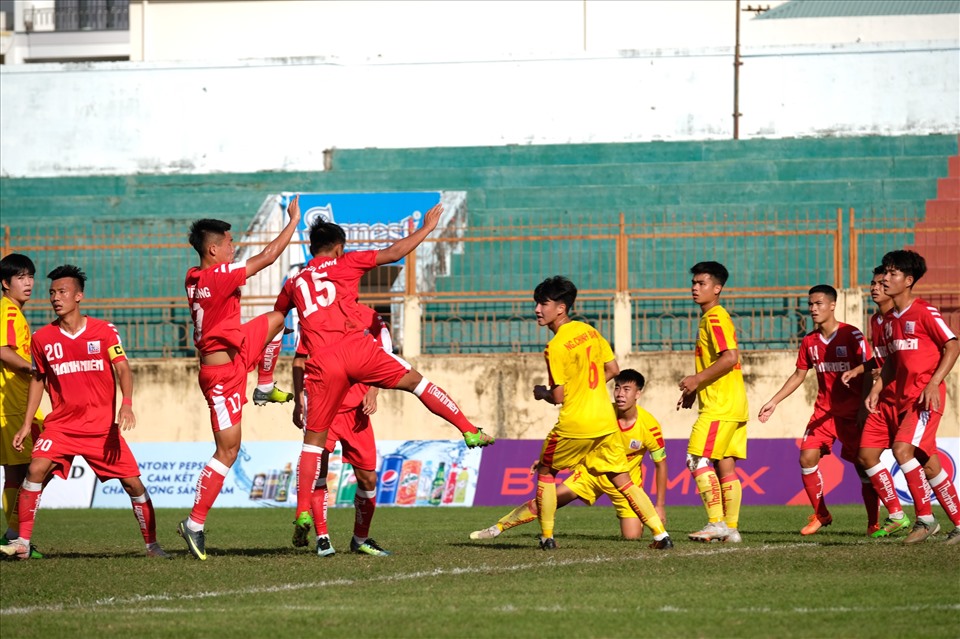 Chỉ ít phút sau, Nam Định tiếp tục ghi bàn nâng tỉ số lên 2-0 nhờ công của Đoàn Thanh Trường.