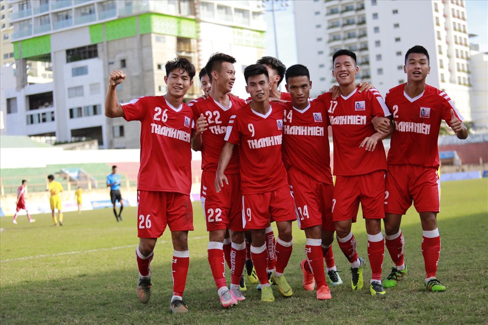 Phút 23, U21 Nam Định mở tỷ số với cú móc bóng điệu nghệ của số 23, hậu vệ Trần Hữu Hoàng