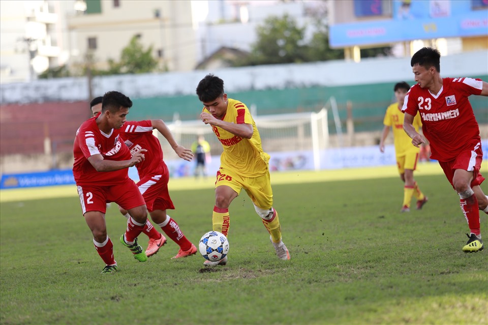 Bước sang hiệp 2, U21 CAND dần lấy lại thế trận và tổ chức những đường bóng phản công nguy hiểm về phía khung thành Nam Định.