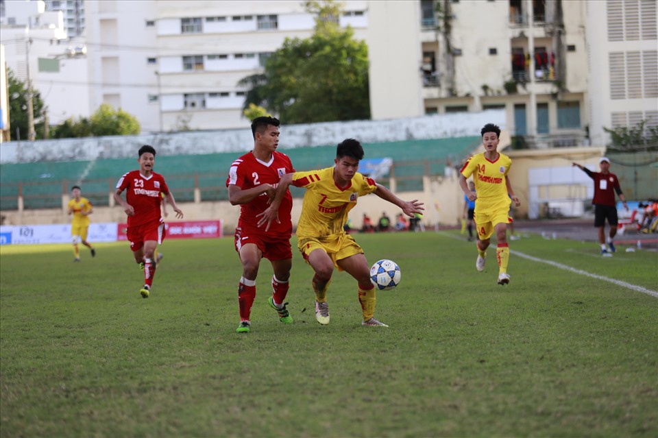 Với quyết tâm giành vé vào vòng bán kết U21 Nam Định nhanh chóng tràn lên tấn công từ những phút đầu tiên của trận đấu. Hiệp 1 diễn ra với rất nhiều tình huống va chạm do cầu thủ 2 bên thi đấu quyết liệt.