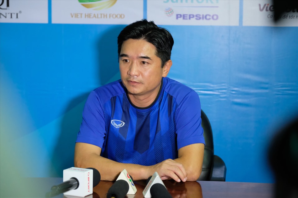Huấn luyện viên Phạm Quang Thành dự họp báo sau trận.