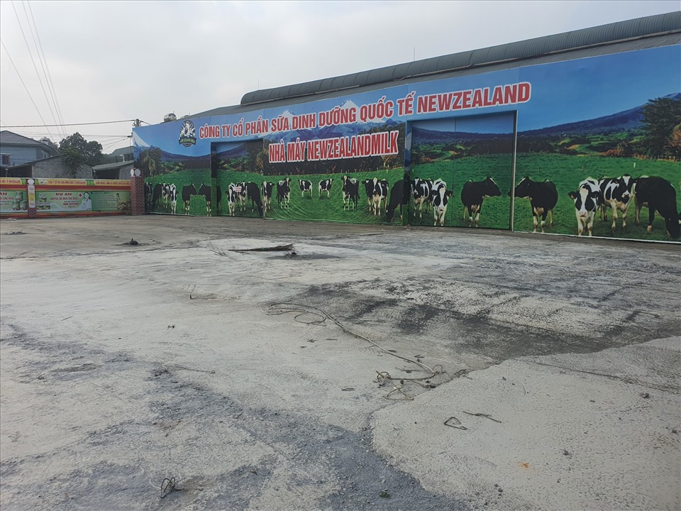 Chiều ngày 12.12, xác nhận với PV, ông Nguyễn Hữu Thành - Giám đốc Công ty cổ phần sữa dinh dưỡng quốc tế Newzealand cho biết hoạt động sản xuất và tổ chức các tour tham quan, bán “sữa” tại đây đã buộc phải chấm dứt.