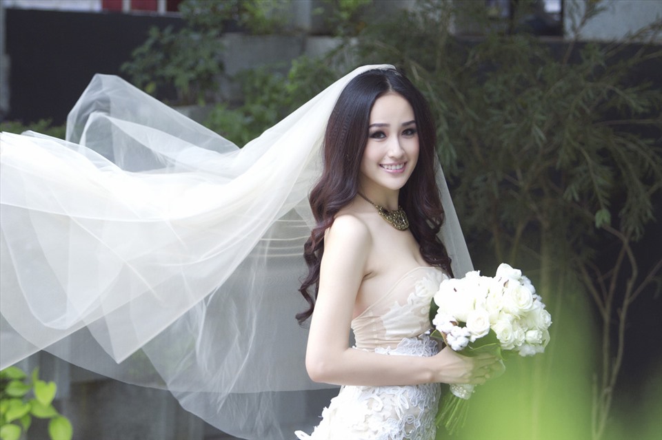 Bộ ảnh cô dâu Mai Phương Thúy có sự hỗ trợ của stylist Tân Đà Lạt và chuyên gia trang điểm Phúc Nghĩa.