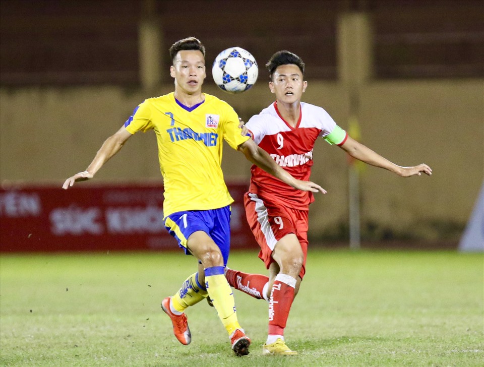 U21 Khánh Hoà (áo đỏ) chưa ghi bàn nào ở U21 Quốc gia 2020. Ảnh: Thanh Vũ