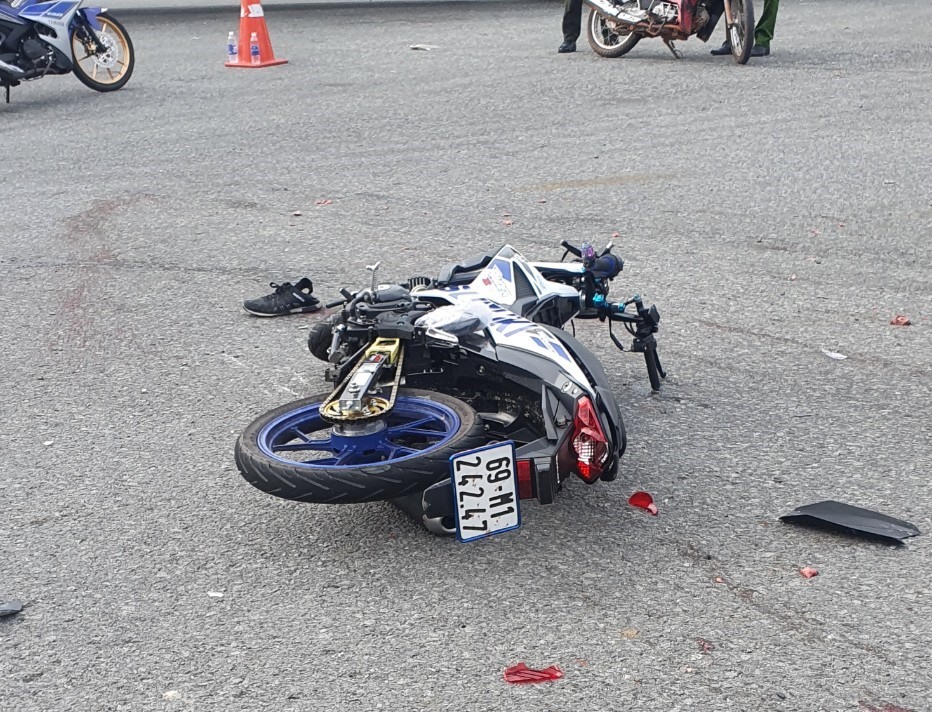 Xe máy của 2 nạn nhân bị hư hỏng nặng. Ảnh: Dương Bình