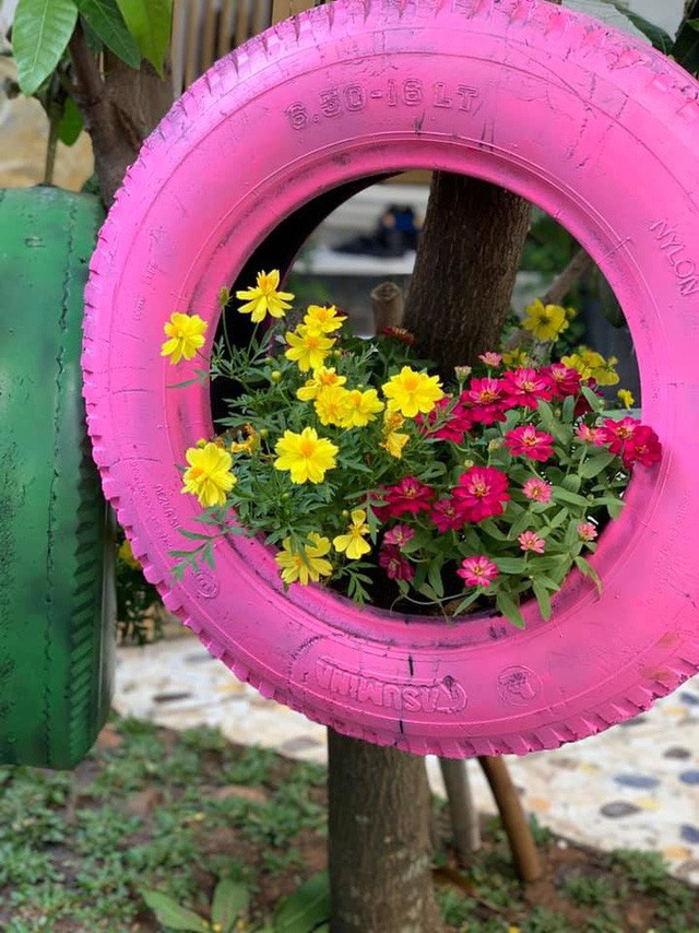 Lốp xe được trang trí, tận dụng làm nơi trồng hoa.