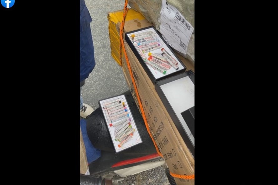 Hình ảnh cắt từ clip cho thấy 2 hộp màu tô được đựng trong 2 vỏ hộp iPhone 12. Ảnh cắt từ clip.