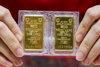 Người mua vàng trong nước đang nhận “trái đắng” khi chênh lệch mua vào - bán ra bị các đơn vị kinh doanh đẩy lên quá cao. Ảnh: Phan Anh