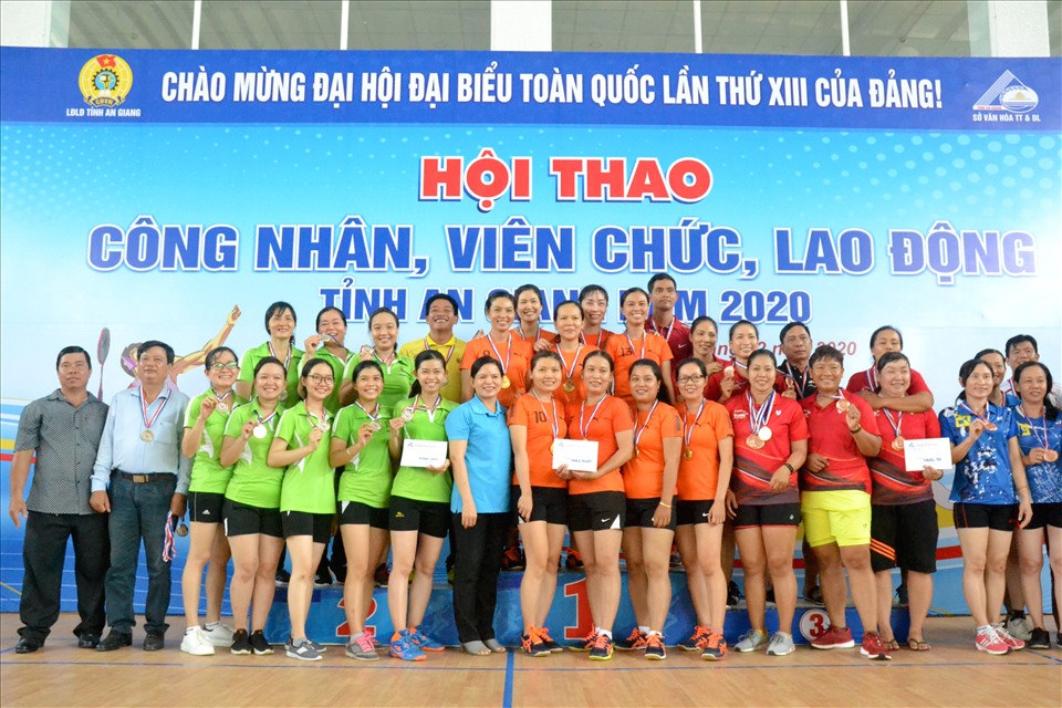 Quang cảnh buổi trao thưởng môn bóng chuyền. Ảnh: Lục Tùng