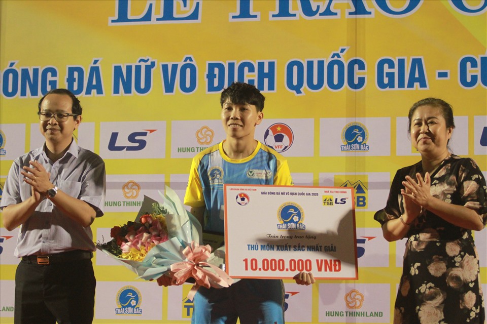 Ngay sau trận TPHCM I - Phong Phú Hà Nam là Lễ trao giải. Không có gì quá bất ngờ khi thủ môn Kim Thanh của TPHCM I giành danh hiệu Thủ môn xuất sắc nhất giải.