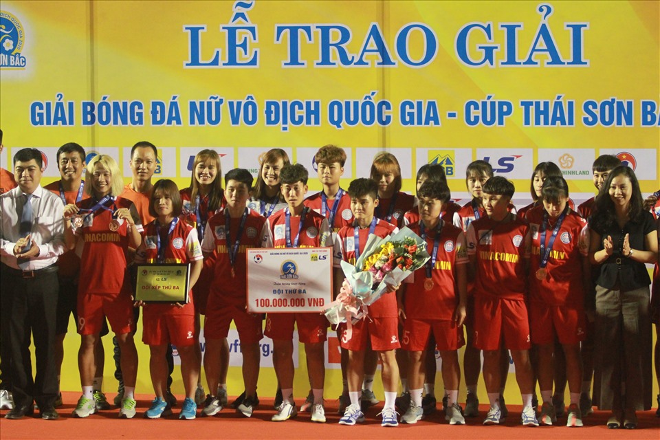 Than Khoáng sản Việt Nam giành huy chương Đồng. Ở vòng cuối, đội bóng đất Mỏ bất ngờ thắng Hà Nội I Watabe 2-1.