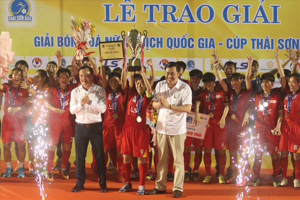 TPHCM I nhận cúp vô địch từ  Phó Chủ tịch Liên đoàn Bóng đá Việt Nam (VFF) - ông Cao Văn Chóng. Đây là lần thứ 9 liên TPHCM I lên ngôi vô địch giải đấu này.