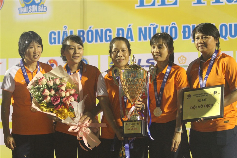 Huấn luyện viên Đoàn Thị Kim Chi (ngoài cùng bên trái) đi vào lịch sử khi giúp TPHCM I trở thành đội đầu tiên bảo vệ thành công chức vô địch.