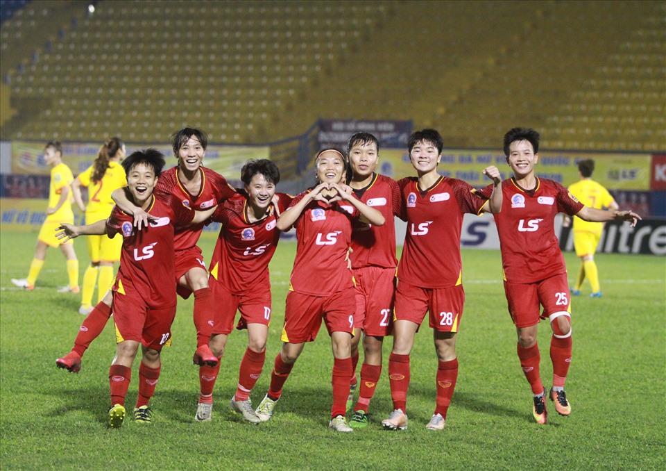 Với đẳng cấp vượt trội, cộng thêm tâm lý thoải mái, đội bóng của HLV Đoàn Thị Kim Chi dễ dàng giành chiến thắng 3-0, qua đó khép lại mùa giải theo cách không  thể hoàn hảo hơn.